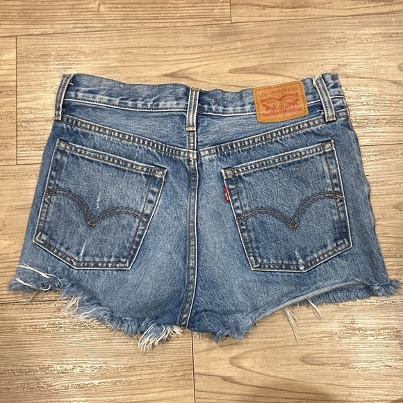 LEVI’S wedgie straight cut off jean shorts - Picture 5 of 6